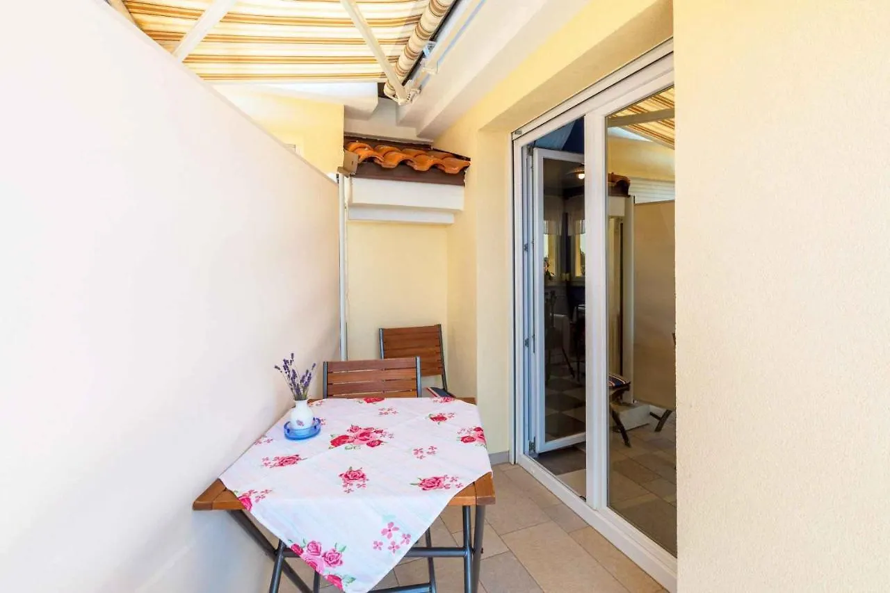 Apartment Holiday Homes In Selce 41669