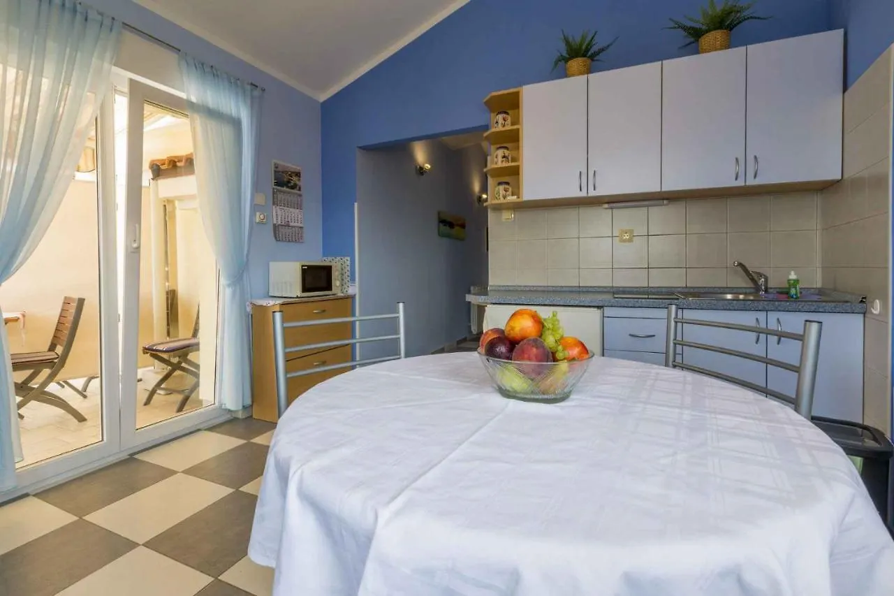 Apartment Holiday Homes In Selce 41669
