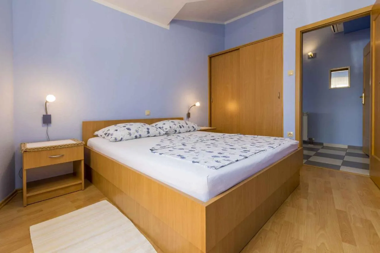 Apartment Holiday Homes In Selce 41669